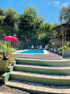 Tuchita House en Cataratas con piscina compartida parrilla, cochera